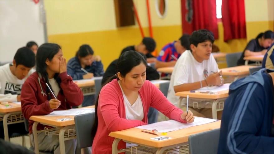 Sin becas escolares peruanos, mientras congresistas se enriquecen