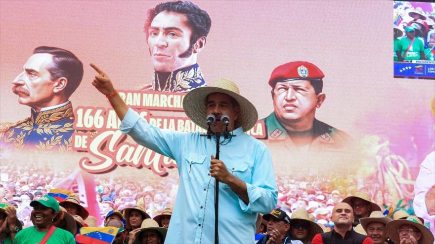 El presidente de Venezuela, Nicolás Maduro, ofrece un discurso durante una marcha en Caracas por los 166 años de la Batalla de Santa Inés, 10 de diciembre de 2025.