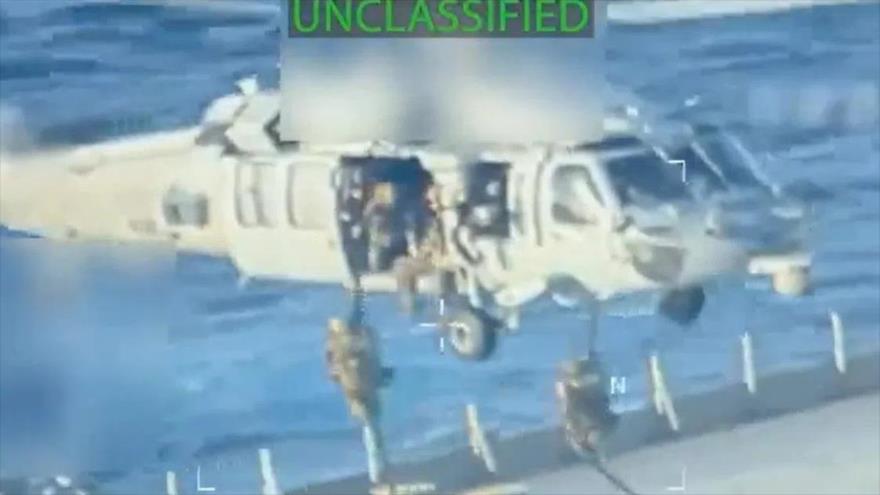 Miembros de la Guardia Costera de EE.UU. incautan un buque con petróleo de Venezuela frente a las costas de Venezuela, 10 de diciembre de 2025. (Foto: AFP)