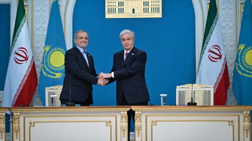 El presidente iraní, Masud Pezeshkian (izda) al lado de su par kazajo, Kassym-Jomart Tokayev, durante su visita a Kazajstán, 11 de diciembre de 2025.