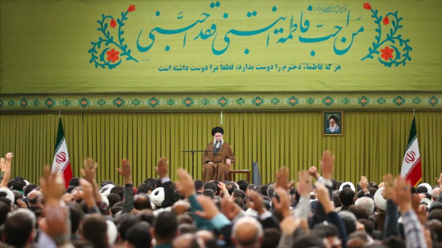 el Líder de Irán, el ayatolá Seyed Ali Jamenei, en una reunión con miles de panegiristas, 11 de diciembre de 2025.
