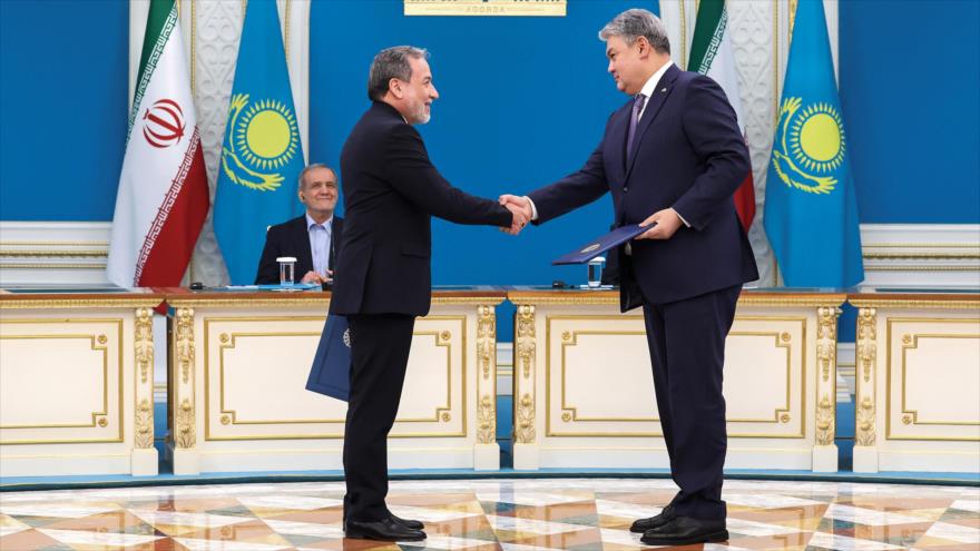Cancilleres de Irán y Kazajistán intercambian documentos de cooperación en presencia de los presidentes de ambas partes, Astaná, 11 de diciembre de 2025.
