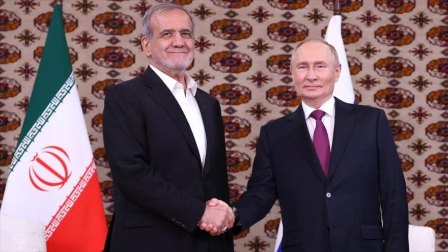 El presidente iraní, Masud Pezeshkian (izda.), y su par ruso, Vladimir Putin, se reúnen en Asjabad, capital de Turkmenistán, 11 de octubre de 2024.