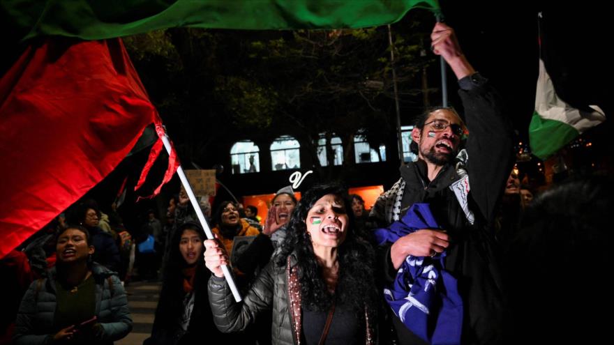 La gente grita afuera de la Embajada de EE.UU., durante una protesta propalestina en solidaridad con los palestinos en Gaza, La Paz, Bolivia, 7 de octubre de 2025. (Foto: Reuters)