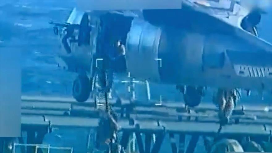 El momento que las fuerzas estadounidenses desplieguen al bode de un tanquero venezolano en el Caribe. 