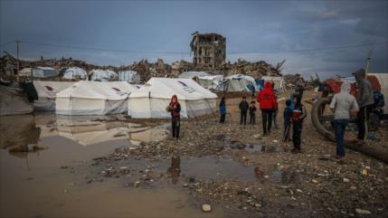 Lluvias destruyen más de 22 000 tiendas de refugiados en Gaza