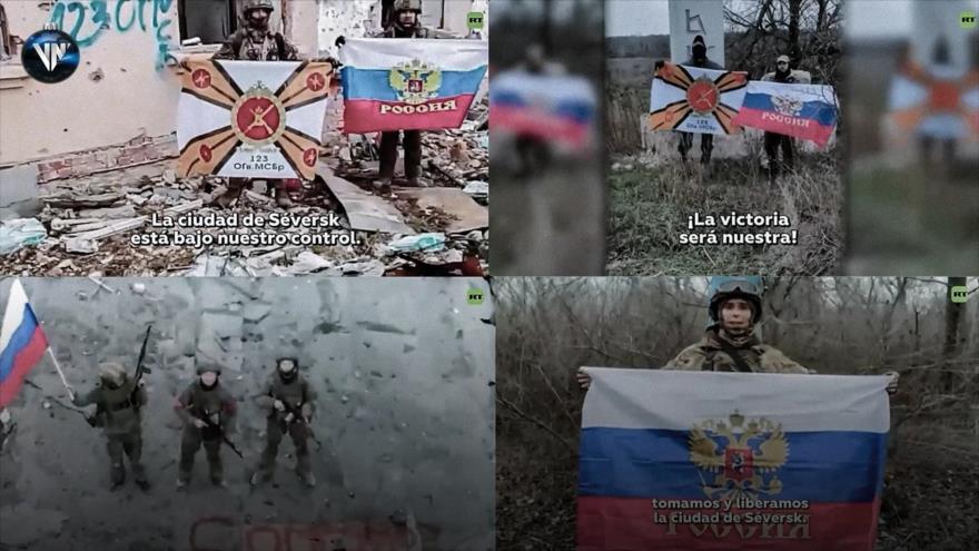 Las fuerzas rusas llevan la bandera de Rusia en las manos tras ocupar 
la ciudad de Séversk.
