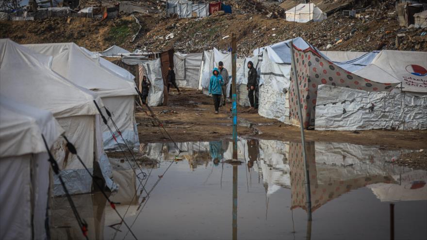 Tiendas de campaña inundadas en el campamento Abu Marhil, en el barrio de Al-Zeitun, en la ciudad de Gaza, 11 de diciembre de 2025.

