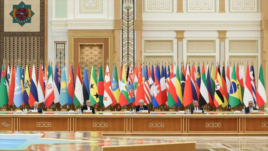 El presidente de Irán, Masud Pezeshkian (2.º desde la izda.), durante la conferencia internacional de paz y confianza en Asjabad, Turkmenistán,12 de diciembre de 2025.