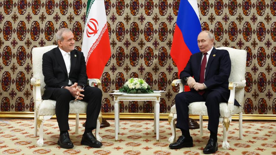 El presidente de Irán, Masud Pezeshkian,(izda.), con su homólogo ruso, Vladímir Putin, al margen de la Conferencia Internacional de Paz y Confianza en Asjabad, Turkmenistán, 12 de diciembre de 2025.
