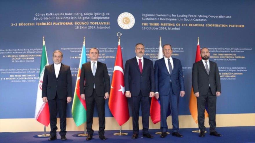 El canciller iraní, Abás Araqchi (1.ª izq.), y sus homólogos de Turquía, Rusia, Azerbaiyán y Armenia, durante la tercera reunión de la plataforma de cooperación regional 3+3 en Estambul, Turquía, 18 de octubre de 2024.