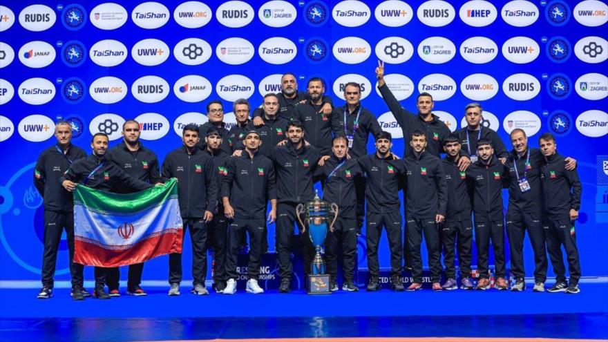 La selección nacional iraní de lucha grecorromana tras ganar el título en el Campeonato Mundial de Croacia de 2025.