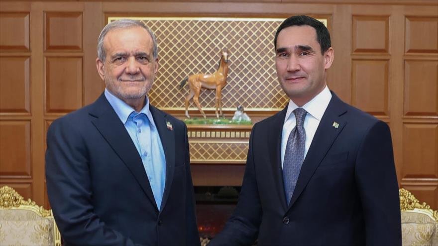 El presidente de Irán, Masud Pezeshkian (izda.), y su homólogo turcomano, Serdar Berdimuhamedow, en Asjabad, Turkmenistán, 12 de diciembre de 2025.