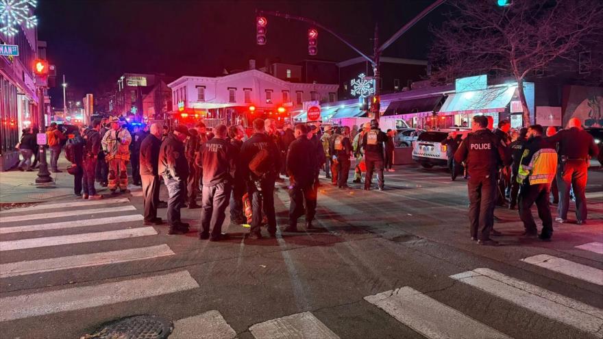 La policía en la escena de un tiroteo en EE.UU., 14 de diciembre de 2025.