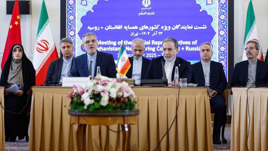 el ministro de Asuntos Exteriores de Irán, Seyed Abás Araqchi, (centro a la dcha.) durante la apertura del foro “Revisión de los desarrollos en Afganistán”, Teherán, 14 de diciembre de 2025.