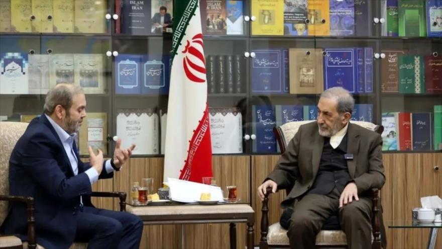 El asesor del Líder de la Revolución Islámica de Irán, Ali Akbar Velayati (drcha.) y el representante del movimiento libanés Hezbolá, Seyed Abdullah Safi al-Din, 14 de diciembre de 2025. (Foto: IRNA)