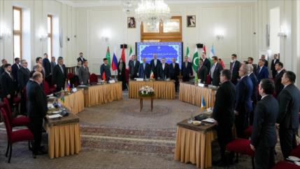 Irán y vecinos de Afganistán rechazan intervención extranjera y sanciones