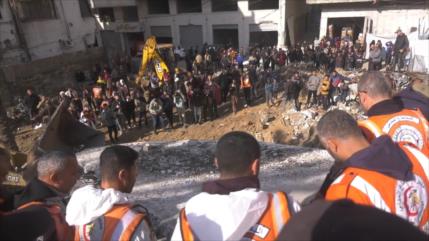 Palestinos aún buscan cuerpos de seres queridos entre los escombros