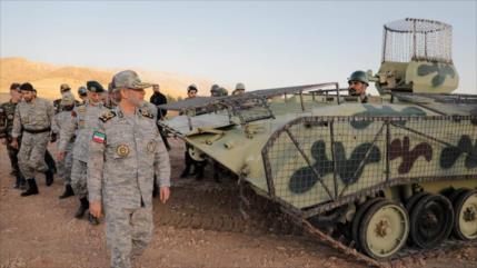 Jefe del Ejército iraní inspecciona fortificaciones en la frontera