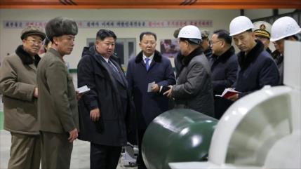 Kim supervisa planta de submarinos nucleares y prueba de nuevo misil