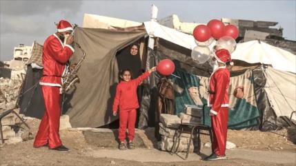 En fotos: Papá Noel entre las ruinas de Gaza