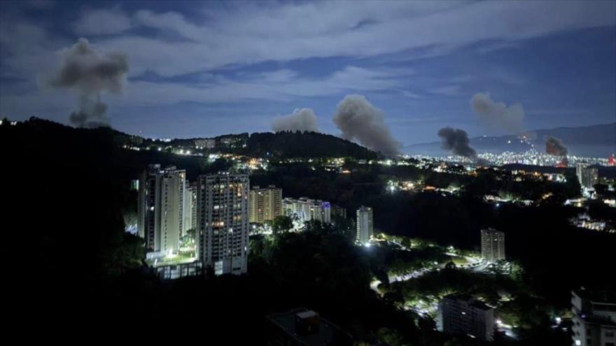El humo se levanta de varias zonas en Caracas, capital de Venezuela, tras explosiones, 3 de enero de 2026.