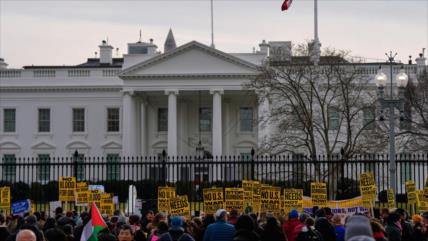 “Venezuela no es tuya”: Marchan en EEUU contra agresión militar de Trump