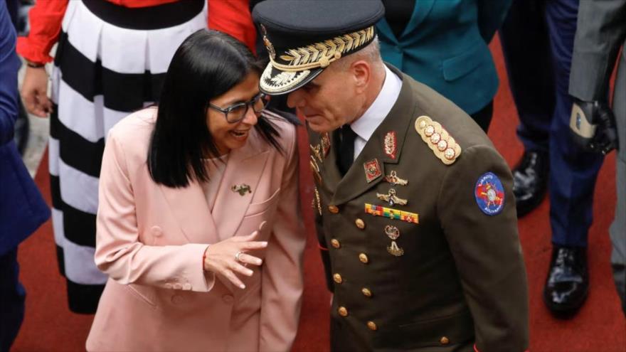 La presidenta encargada Delcy Rodríguez habla con el ministro de Defensa, Vladimir Padrino López, en una sesión del Congreso, 4 de diciembre de 2025.