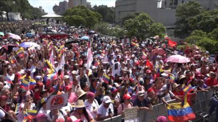 Mujeres marchan en respaldo al Gobierno en Venezuela