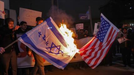 Estudiantes iraníes protestan ante la embajada británica en Teherán