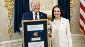 María Corina Machado regala su medalla del Nobel de la Paz a Trump