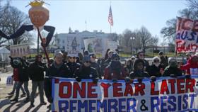 Miles de personas protestan contra Trump en aniversario de su mandato