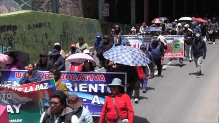 Maestros urbanos en Bolivia exigen al Gobierno salarios justos