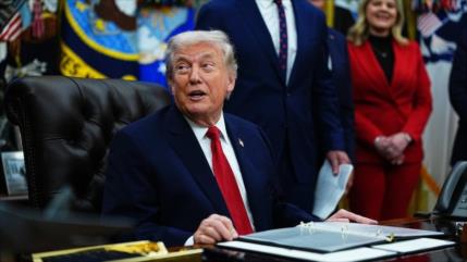 Trump amenaza con aranceles a países que surtan petróleo a Cuba