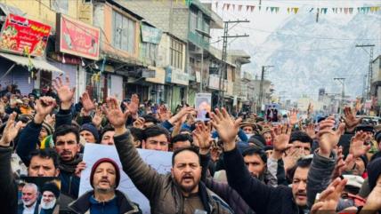 Manifestantes se solidarizan con Irán en la capital de Pakistán