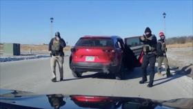 VÍDEO: ICE persigue y acorrala a mujer que grababa sus acciones