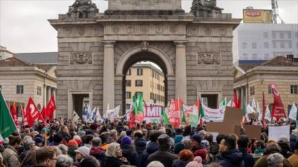 Miles protestan en Milán contra presencia del ICE en Juegos Olímpicos