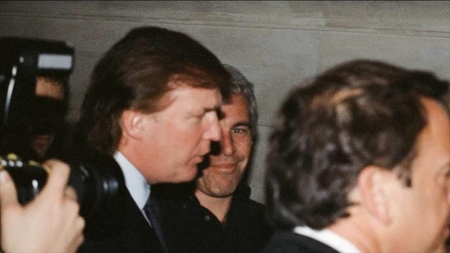 Donald Trump (izda.), y Jeffrey Epstein (C), en un evento de Ángeles de Victoria Secret en 1997.