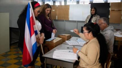 Cierran las urnas y empieza el conteo de votos en Costa Rica