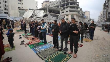 Palestinos rezan sobre las ruinas de la mezquita Al-Kanz en Gaza 