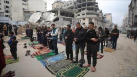 Palestinos rezan sobre las ruinas de la mezquita Al-Kanz en Gaza 