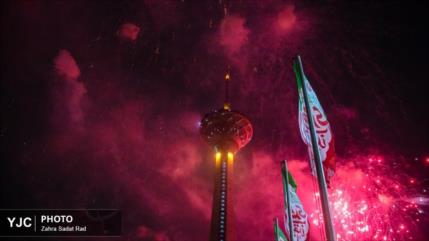 Teherán se ilumina por el 47° aniversario de la Revolución Islámica