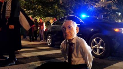 Netanyahu llega a EEUU en visita relámpago; condenan viaje del criminal