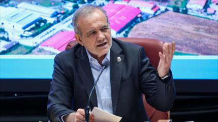 Pezeshkian elogia participación del pueblo en aniversario de Revolución