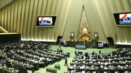 El Parlamento iraní agradece al Líder la derrota de intentos extranjeros