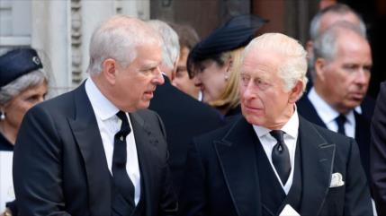 Detienen al hermano del rey británico por sus vínculos con Epstein