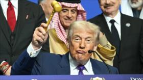 Trump desata polémica: Roba un mazo de oro al concluir Junta de Paz