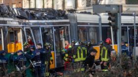 2 muertos y 40 heridos al descarrillar un tranvía en Milán, Italia