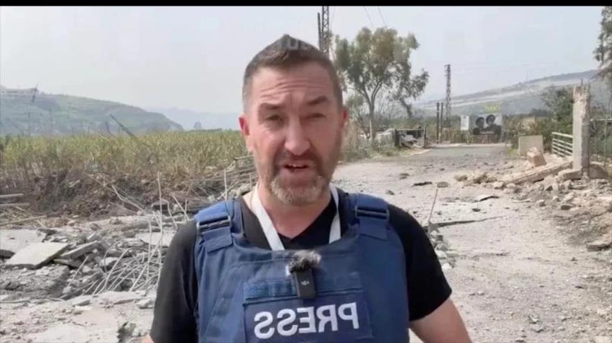 El corresponsal de la cadena RT en el Líbano, Steve Sweeney, antes de un ataque israelí, en que resultó heridos.