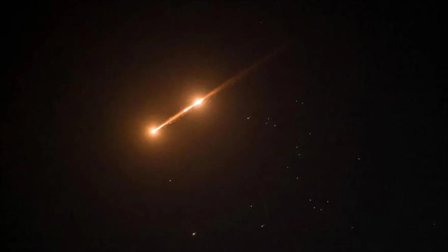 Un misil iraní sobrevuela la ciudad de Al-Quds (Jerusalén), en medio del conflicto estadounidense-israelí con Irán, 20 de marzo de 2026. (Foto: Reuters)